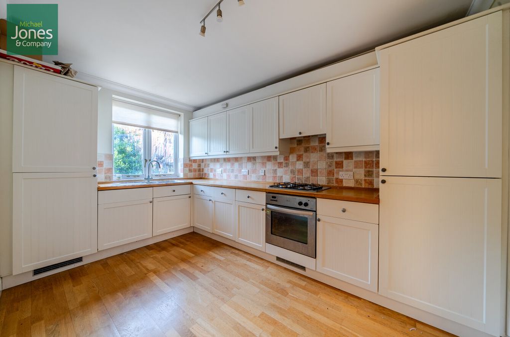 Property photo 3 of 18 Kitchen