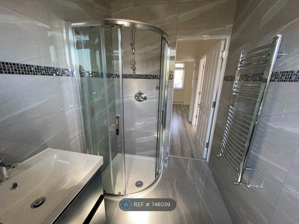 Property photo 2 of 16 Bathroom Pic1