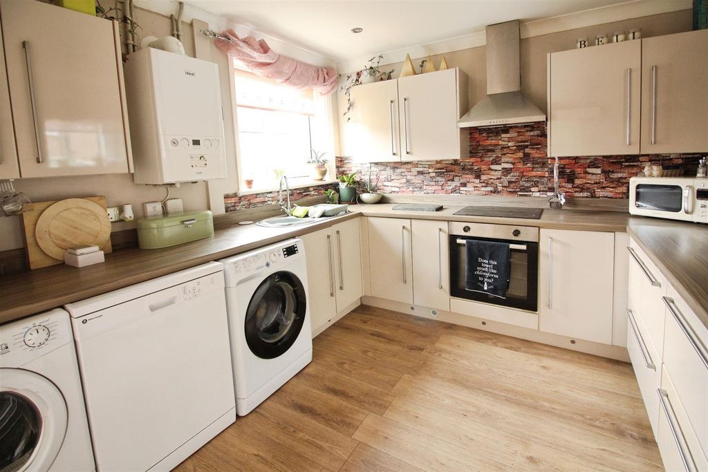 Property photo 3 of 12 Kitchen