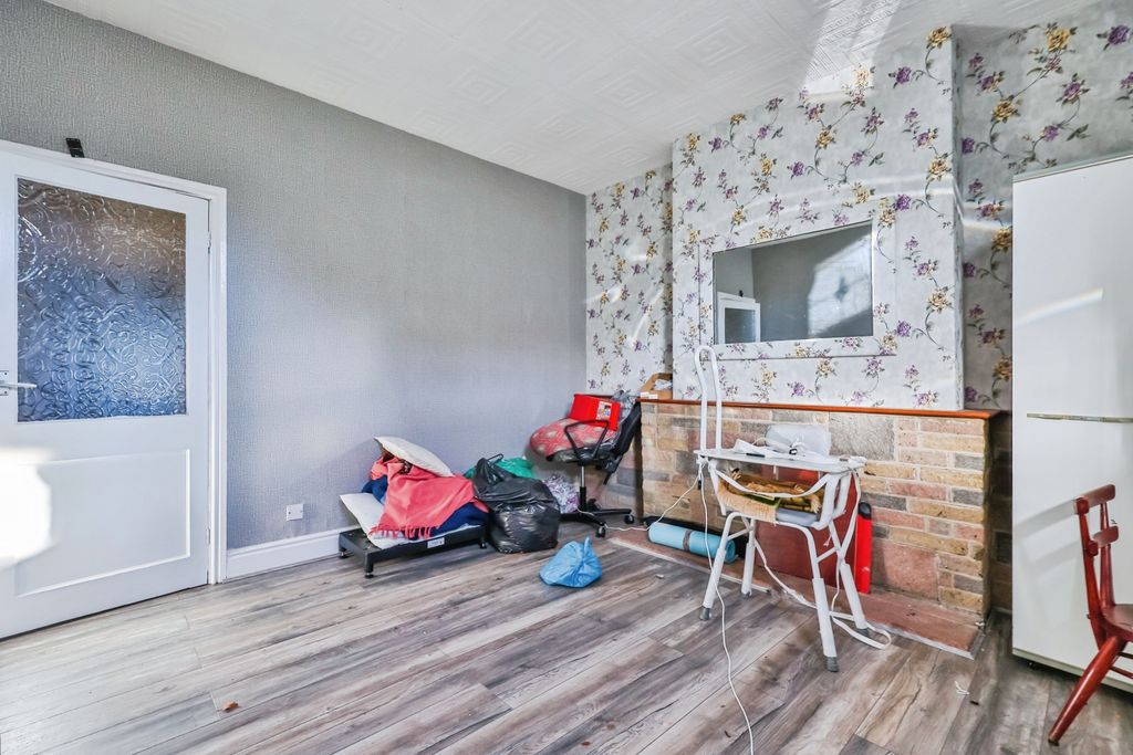 Property photo 3 of 15 Front Reception