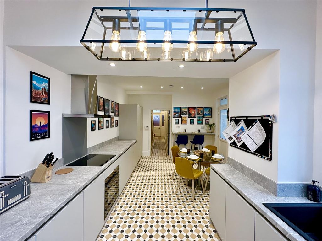 Property photo 2 of 16 Communal Kitchen Dining Area