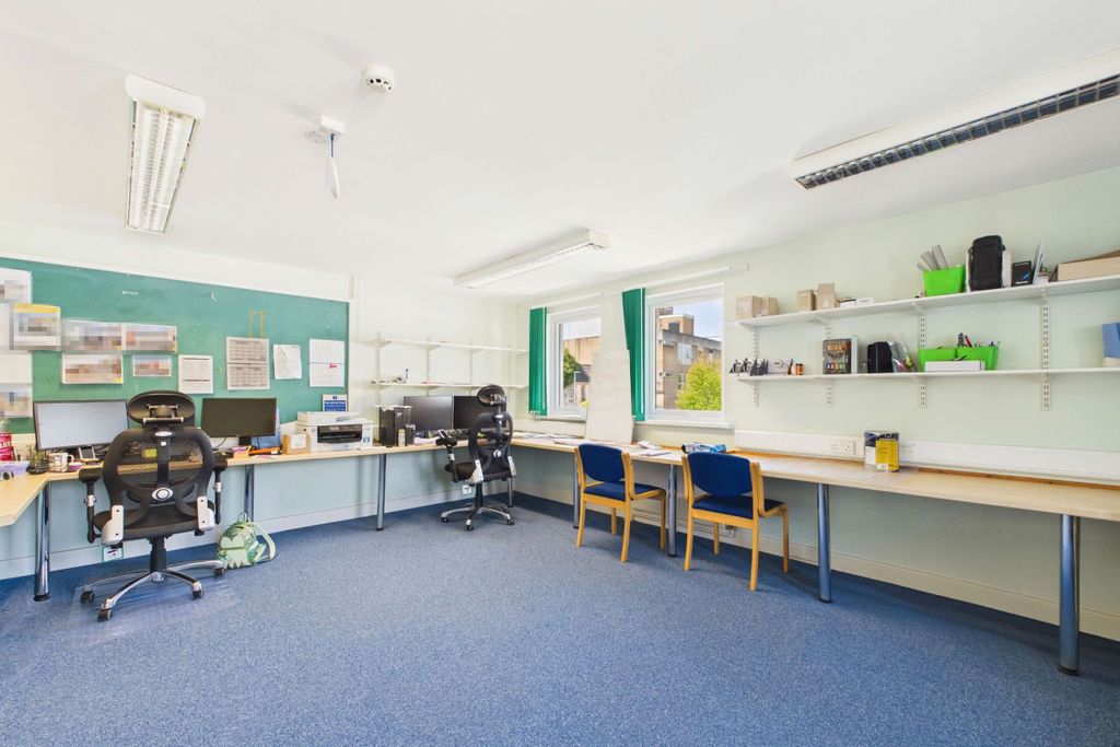 Property photo 3 of 22 Room 9