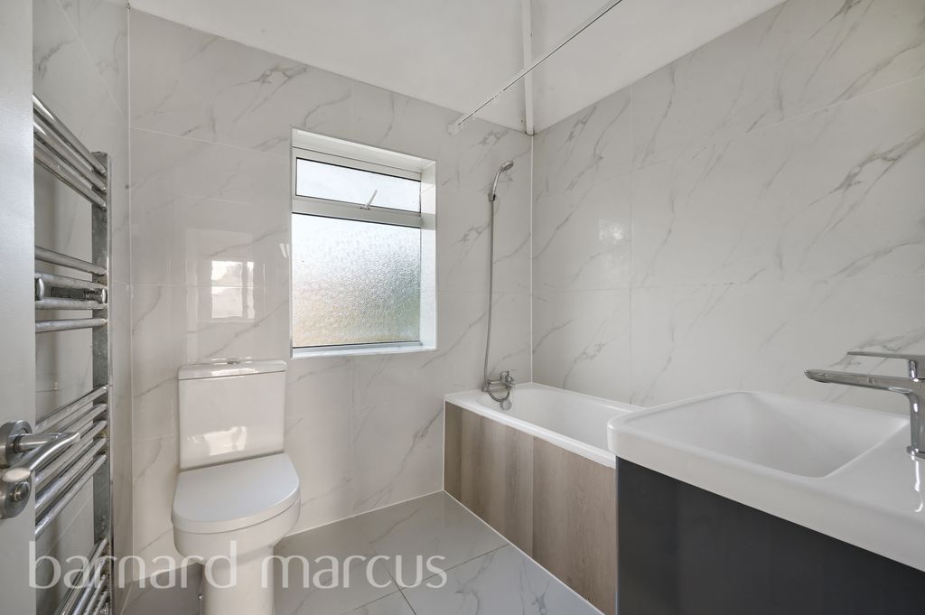 Property photo 2 of 8 Bathroom