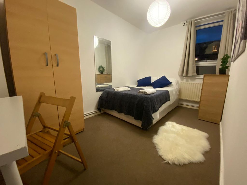 Property photo 2 of 12 Room 4- £720 Available 15/11/2026