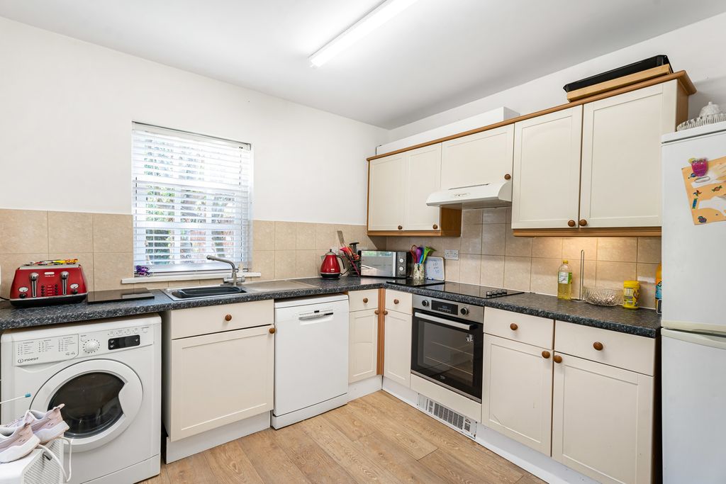 Property photo 3 of 11 Kitchen