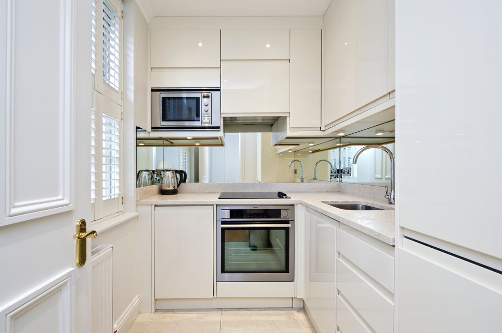 Property photo 3 of 9 Kitchen