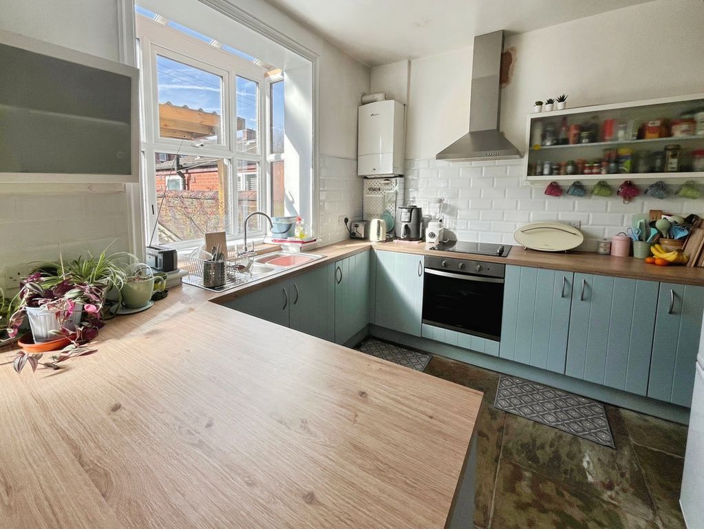 Property photo 3 of 12 Kitchen