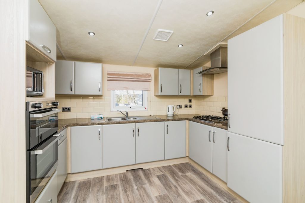 Property photo 3 of 17 Kitchen