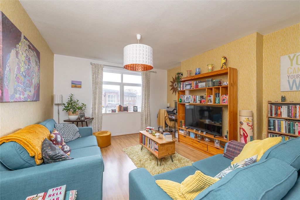 Property photo 2 of 19 Lounge