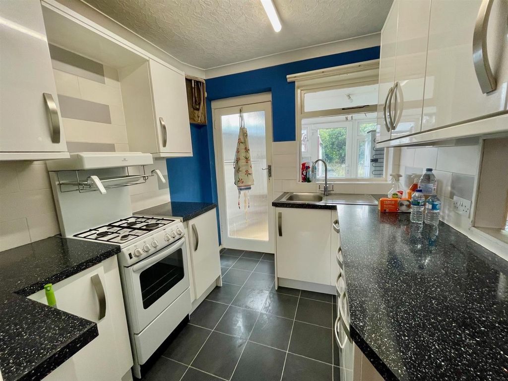 Property photo 3 of 13 6 Cambridge Drive Kitchen.Jpg