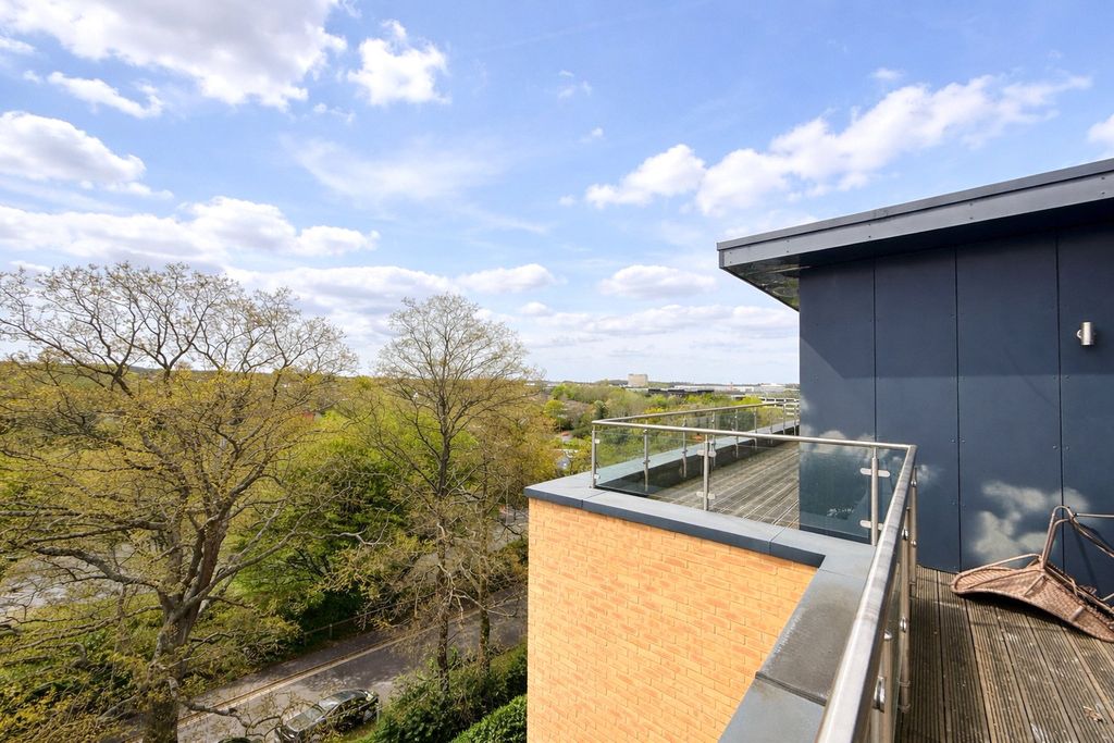 Property photo 1 of 18 Roof Garden