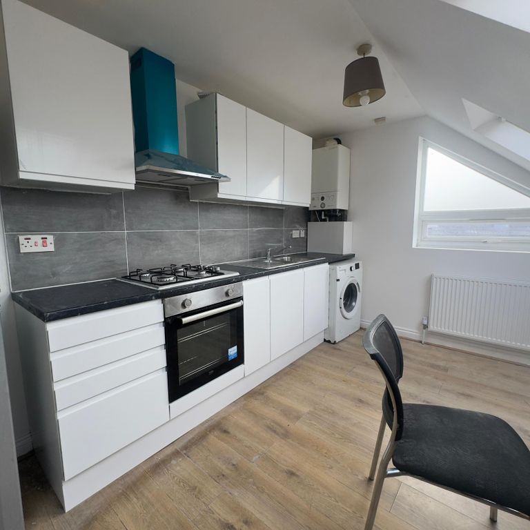 Property photo 1 of 15 3 Bed Flat To Rent Norbury Road, London Cr78Jp