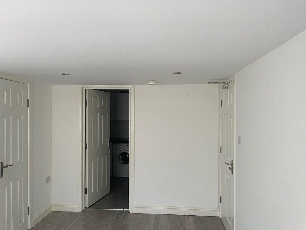 Property photo 3 of 5 Studio