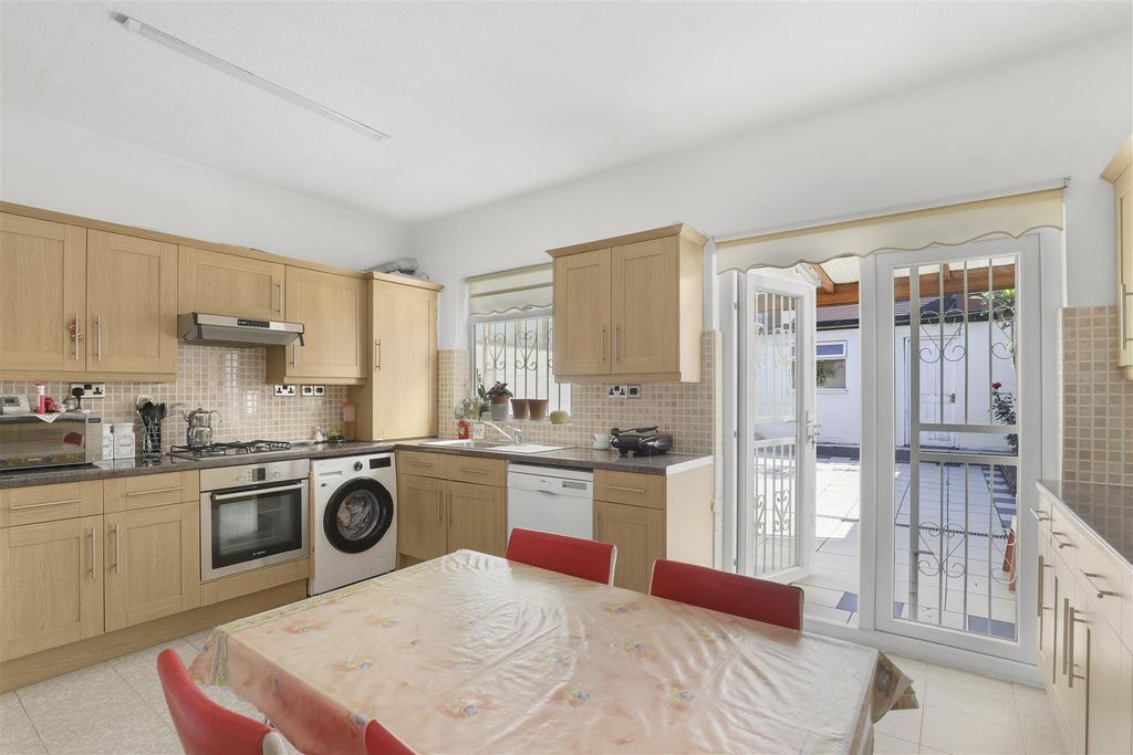 Property photo 2 of 20 Waltham Way E4