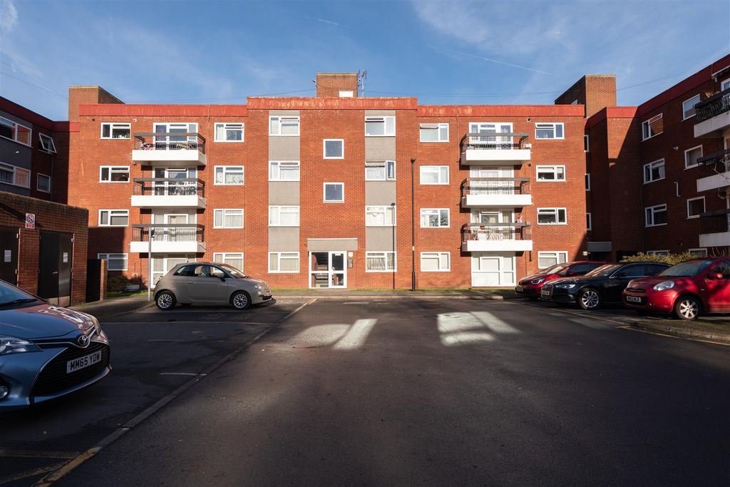 Property photo 1 of 12 Grange Gdns 12.Jpg