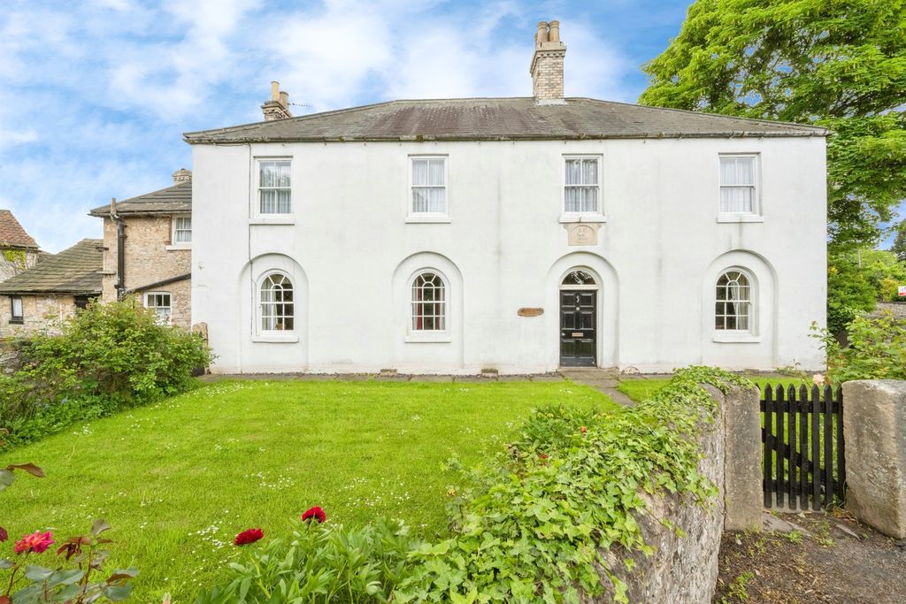 Property photo 1 of 18