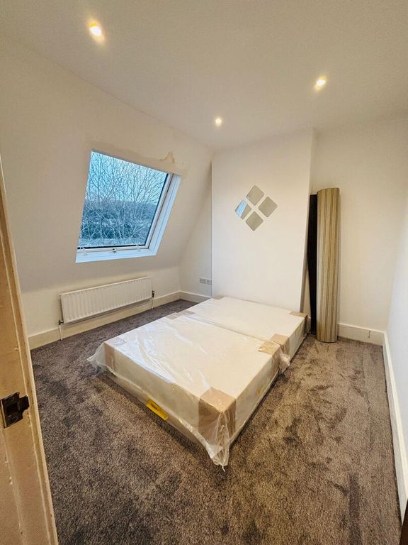 Property photo 2 of 17 Bedroom