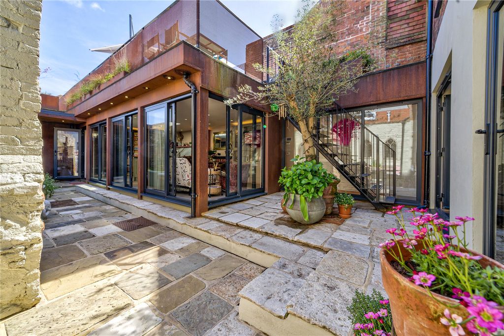 Property photo 2 of 93 Enclosed Garden