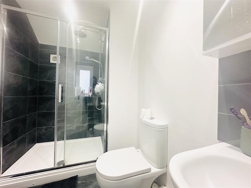 Property photo 3 of 12 Bathroom