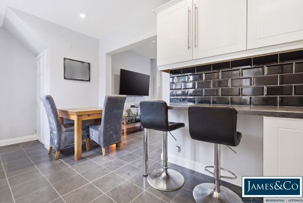 Property photo 3 of 12 2Churchendg