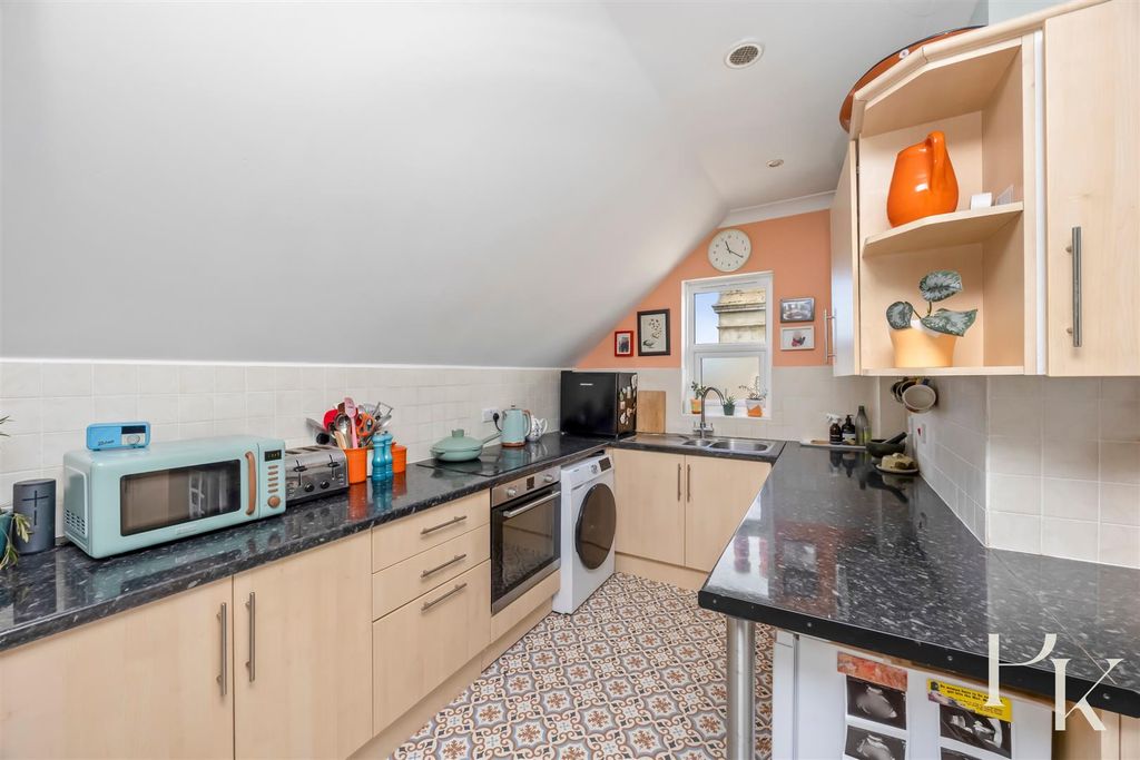 Property photo 3 of 19 Kitchen