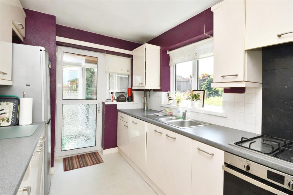 Property photo 3 of 11 Kitchen