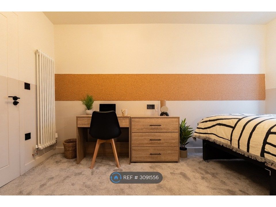 Property photo 3 of 12 Room 6 Desk And Chair