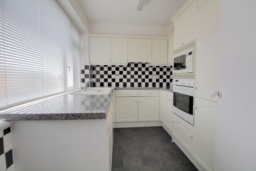 Property photo 3 of 8 Kitchen