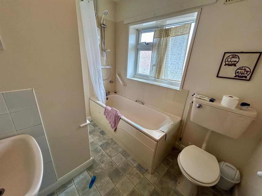 Property photo 2 of 10 Bathroom.Jpg