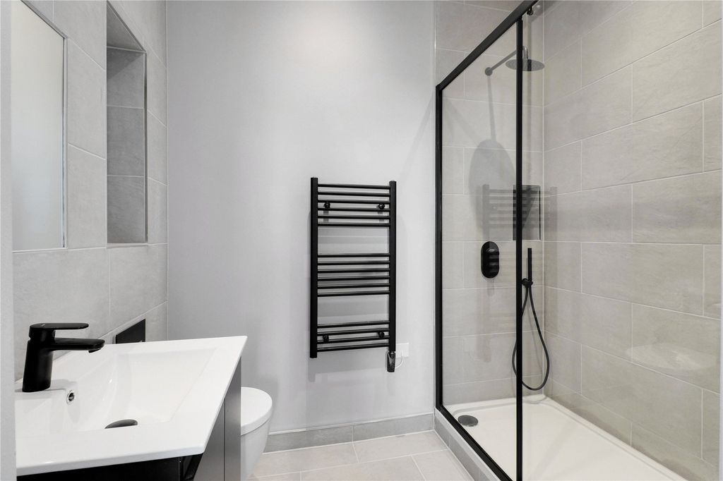 Property photo 2 of 10 Ensuite