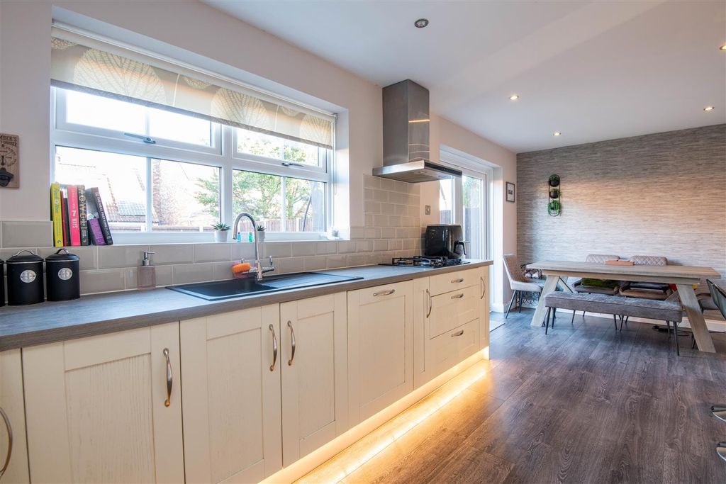 Property photo 3 of 20 Kitchen / Diner