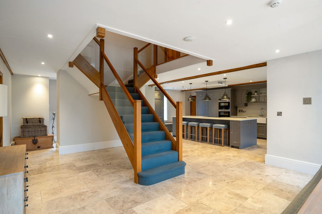 Property photo 2 of 26