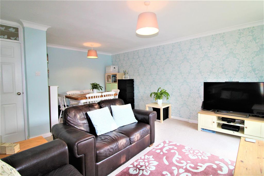 Property photo 3 of 14 Lounge