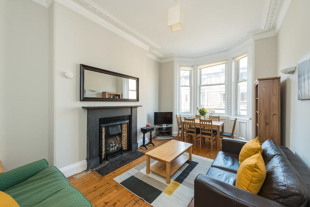 Property photo 3 of 32 Living Room