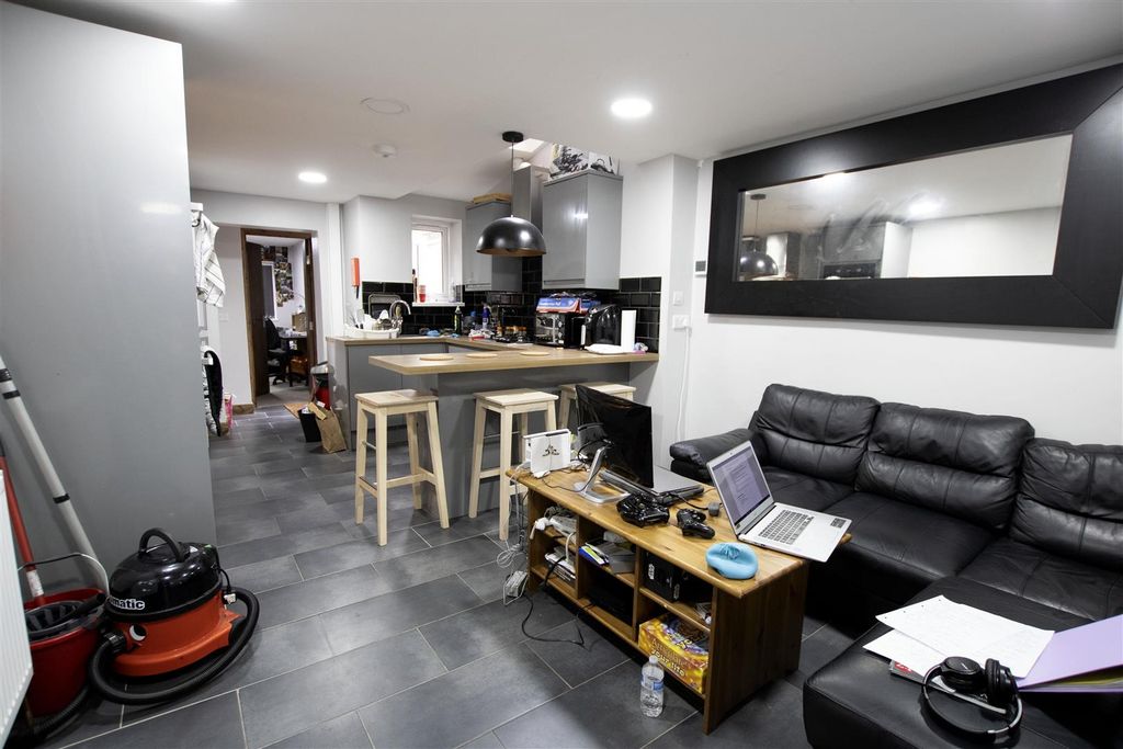 Property photo 1 of 16 Approach