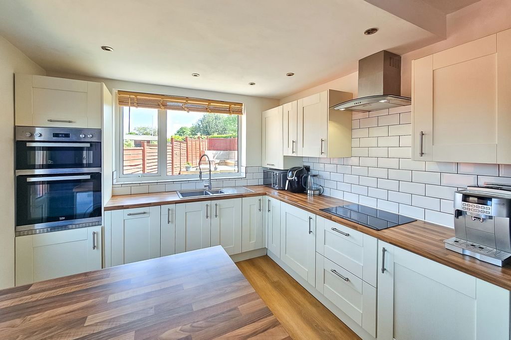 Property photo 2 of 21