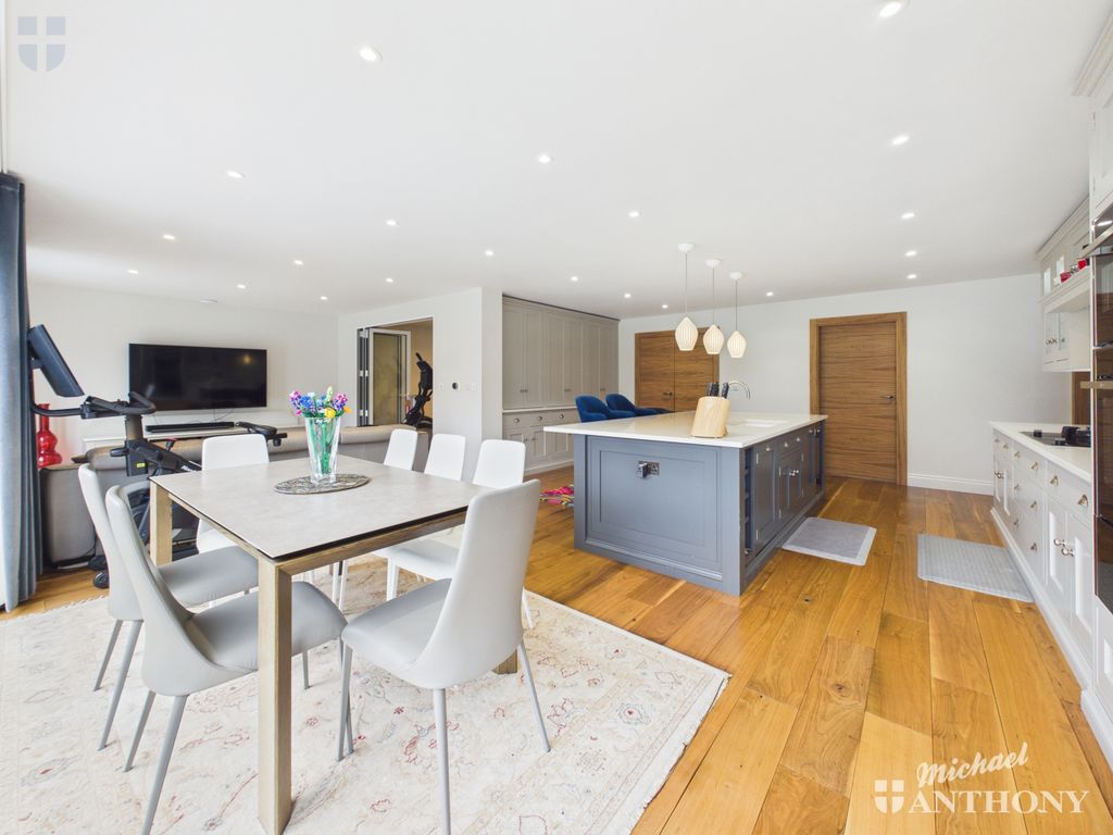 Property photo 3 of 28 Cam03852G0-Pr0583-Still018