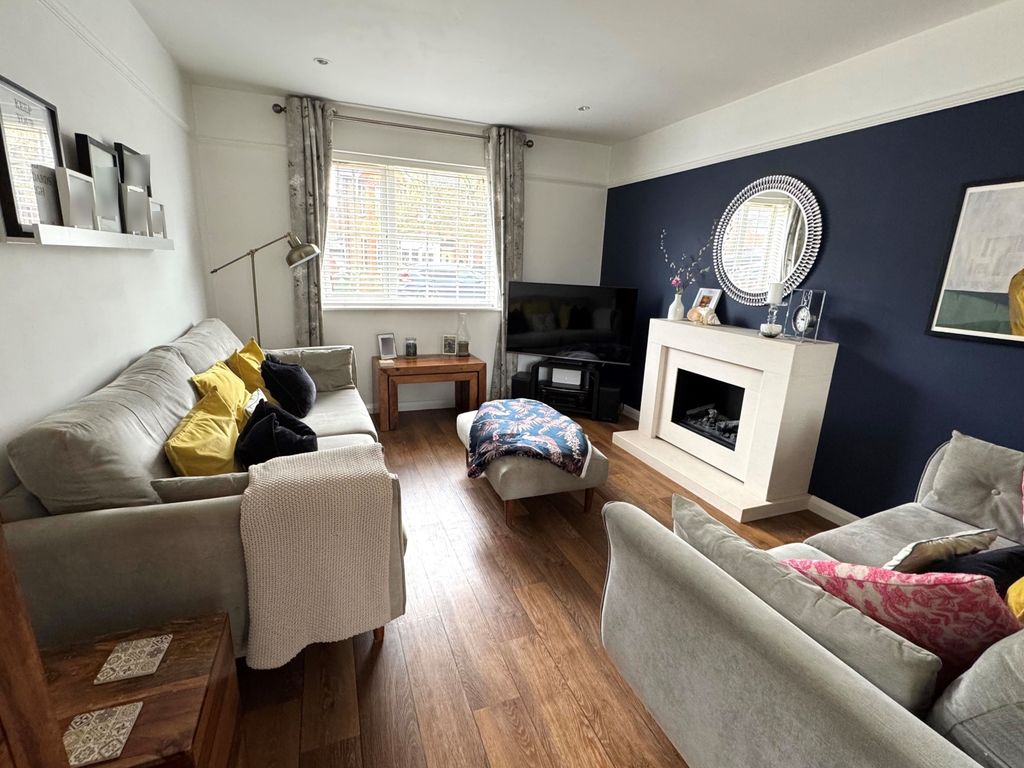 Property photo 3 of 17 Lounge