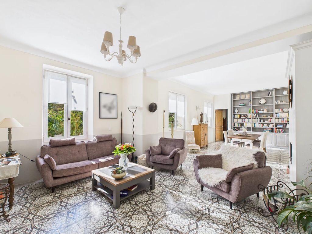 Property photo 2 of 28