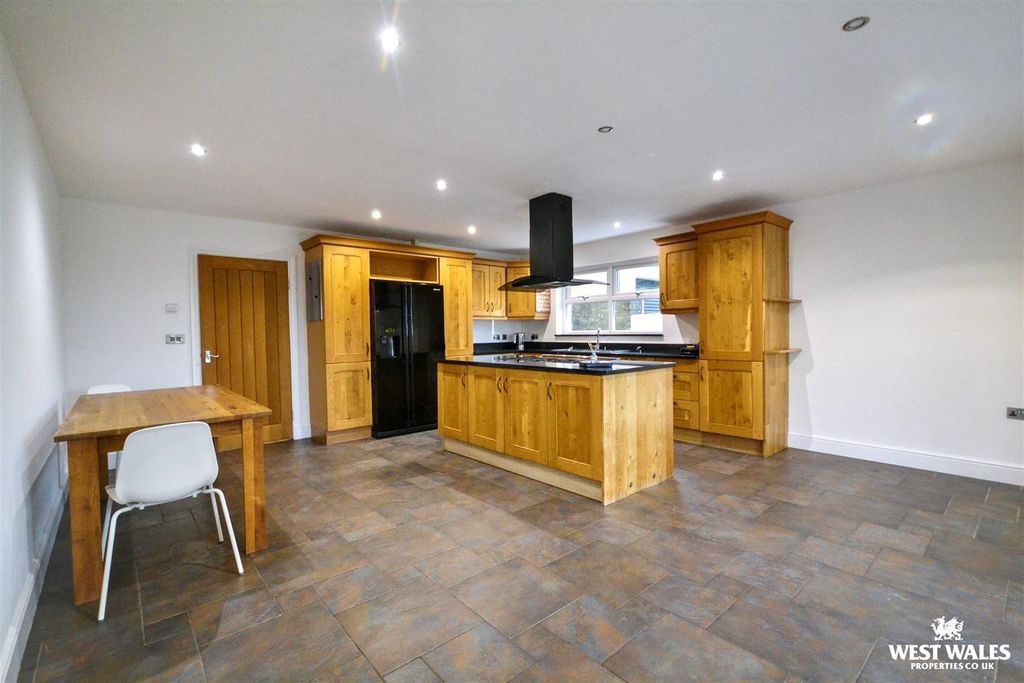 Property photo 2 of 31 Kitchen