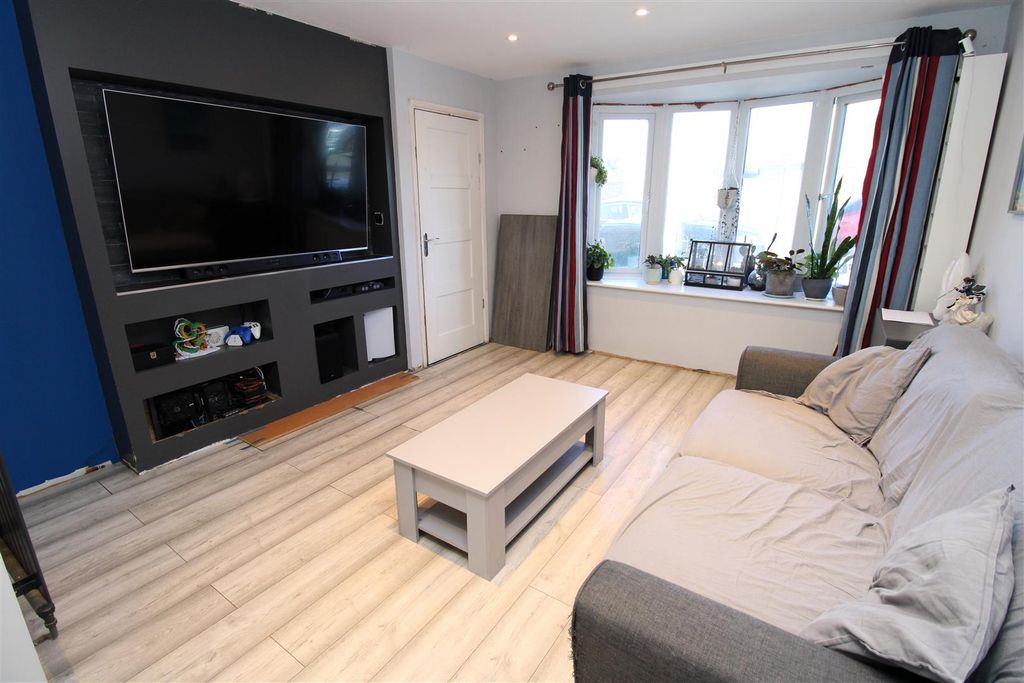 Property photo 3 of 16 Lounge1.Jpg