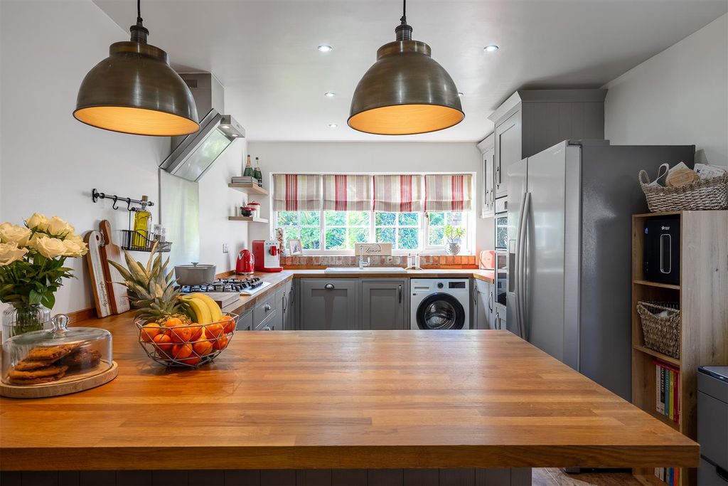 Property photo 3 of 28