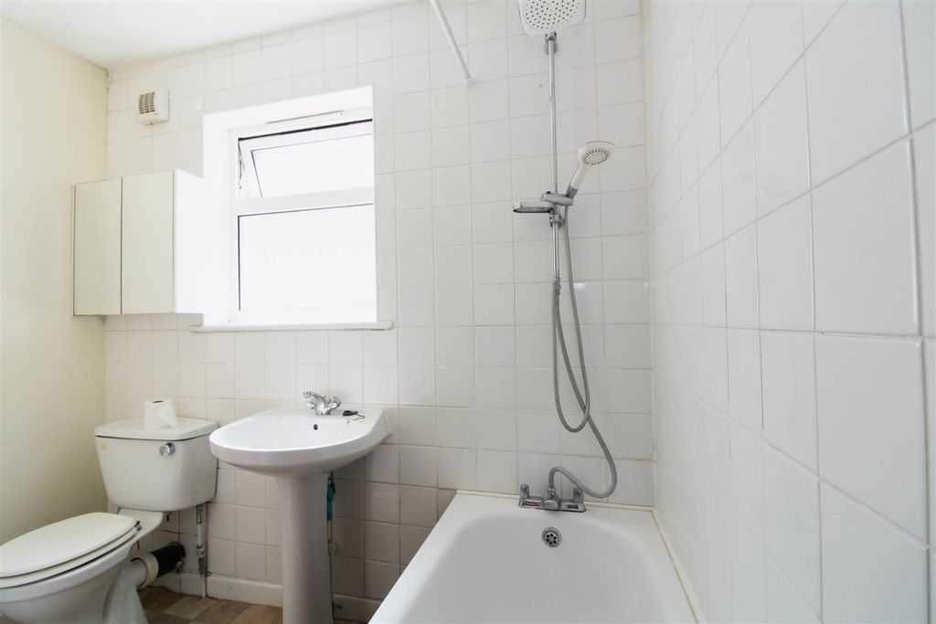 Property photo 2 of 7 Bathroom