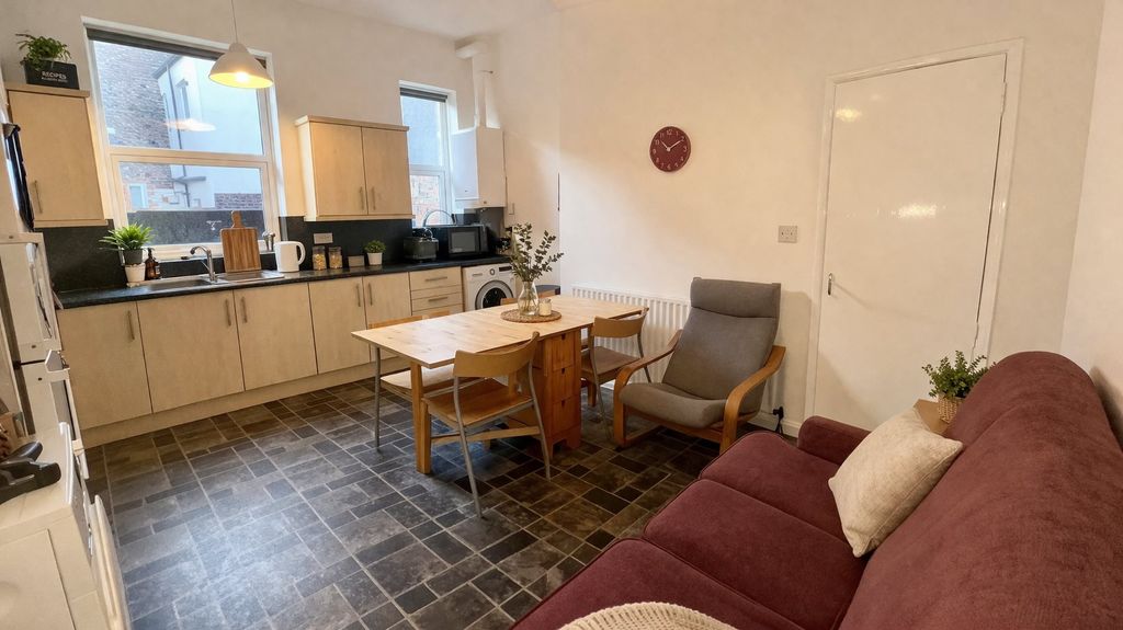 Property photo 2 of 9 Kitchen