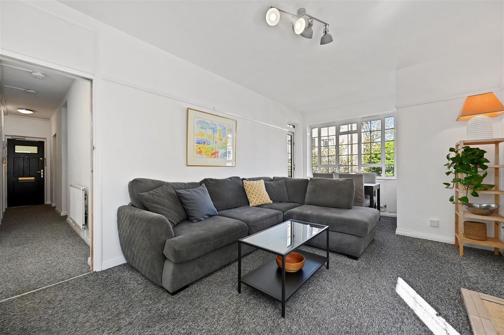 Property photo 2 of 10 Linden Court