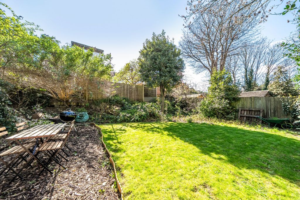 Property photo 2 of 16 5530112