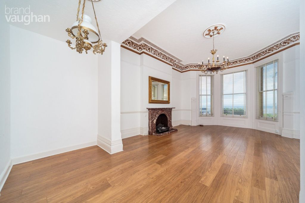 Property photo 3 of 10 Living Space