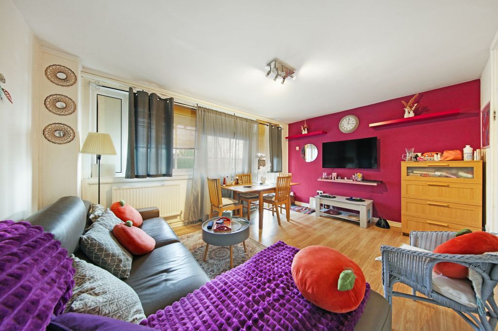 Property photo 2 of 10 Flat 9, Merrow Court - Gtwhnqyge9Aqph10M2Rx
