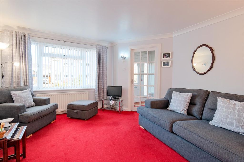 Property photo 2 of 17 Lounge