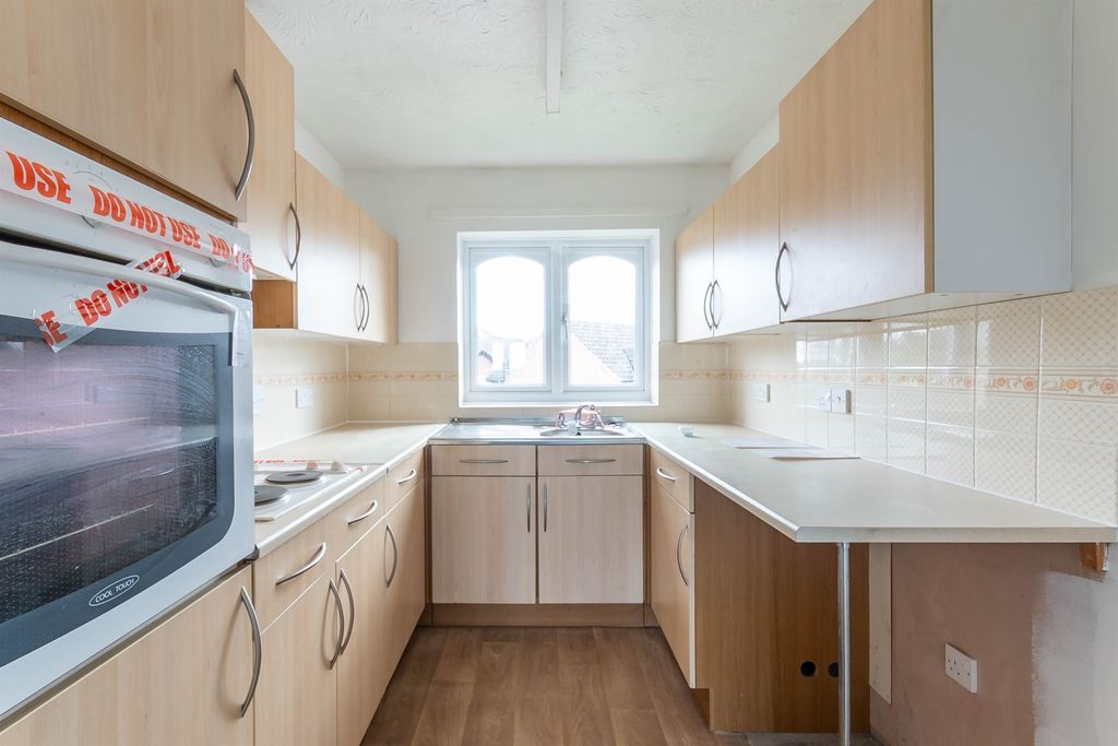 Property photo 3 of 10 Kitchen